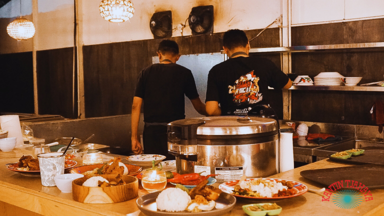 Kantin Tjahaya - Nggak Perlu Mahal untuk Makan Enak di Kantin Tjahaya, Resto Viral Bandung